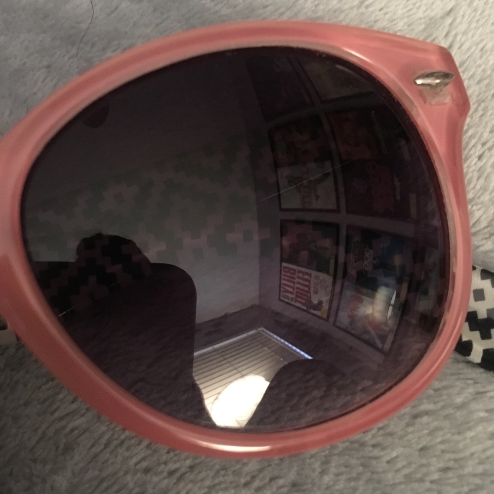 Plastic sunglasses - Picture 4 of 5